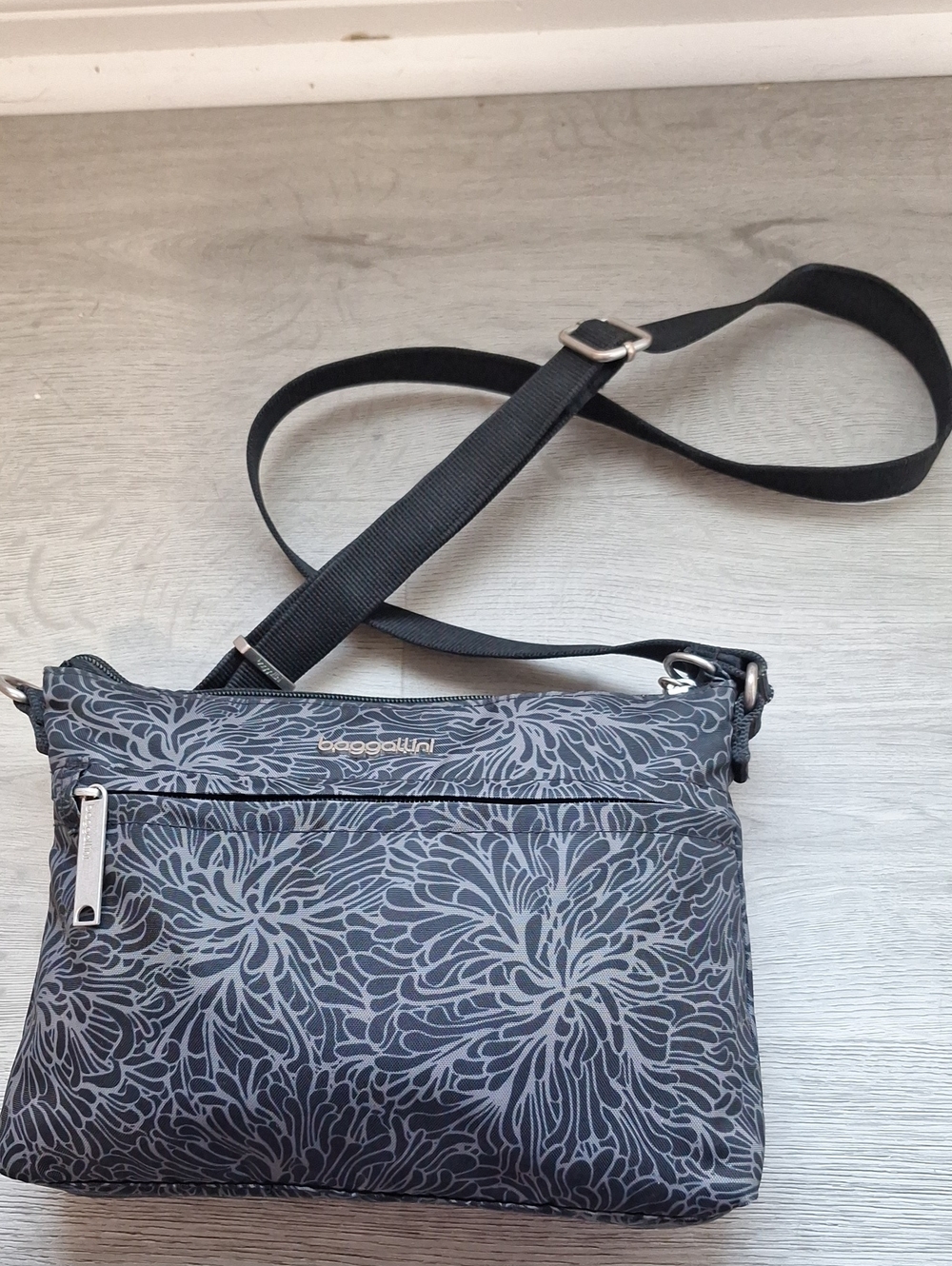Baggallini Securtex Travel Memento Crossbody Bag Purse With Built In Wallet